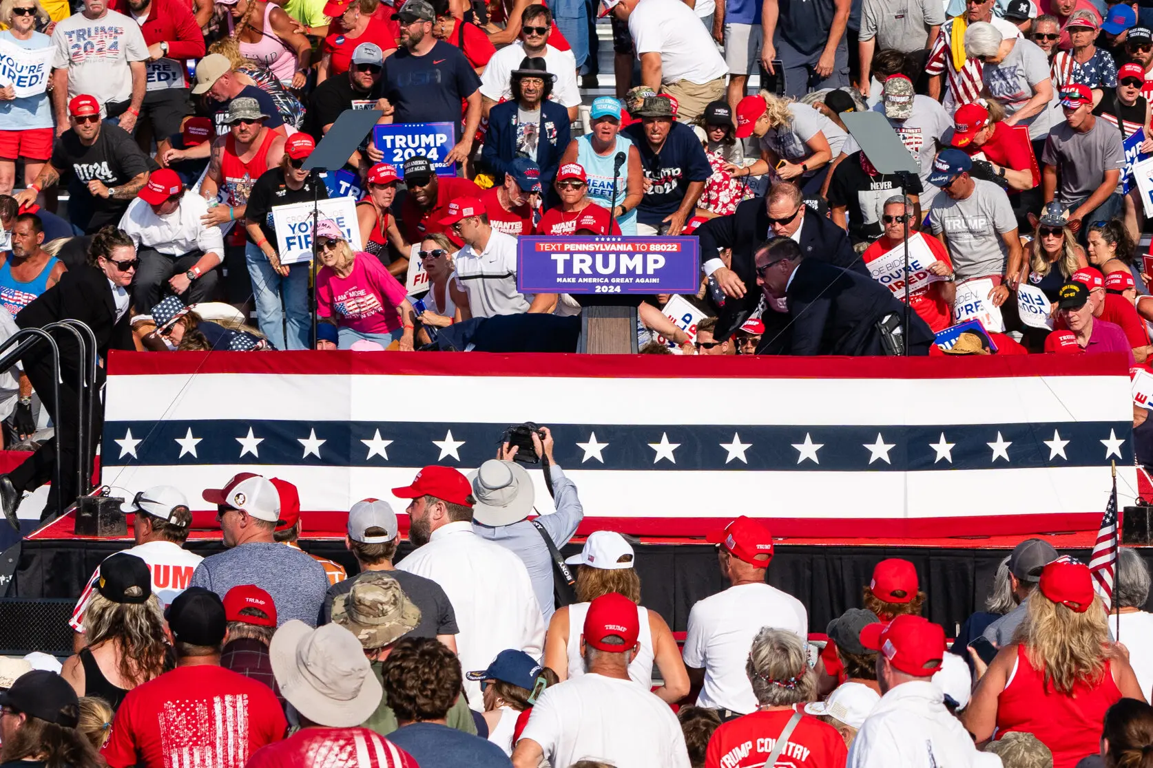 "Сподіваюся, мене самого не застрелять", - сказав фотограф Times, який знаходився за кілька кроків від Трампа